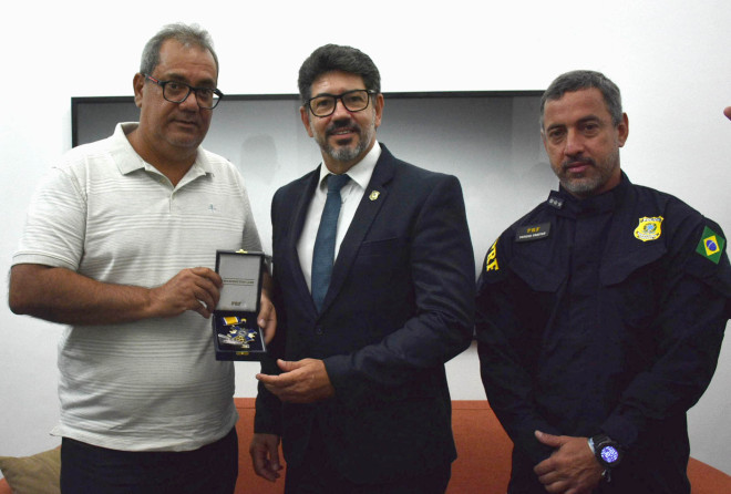 Carlos Muniz foi agraciado com a Medalha Washington Luís Carlos Muniz foi agraciado com a Medalha Washington Luís