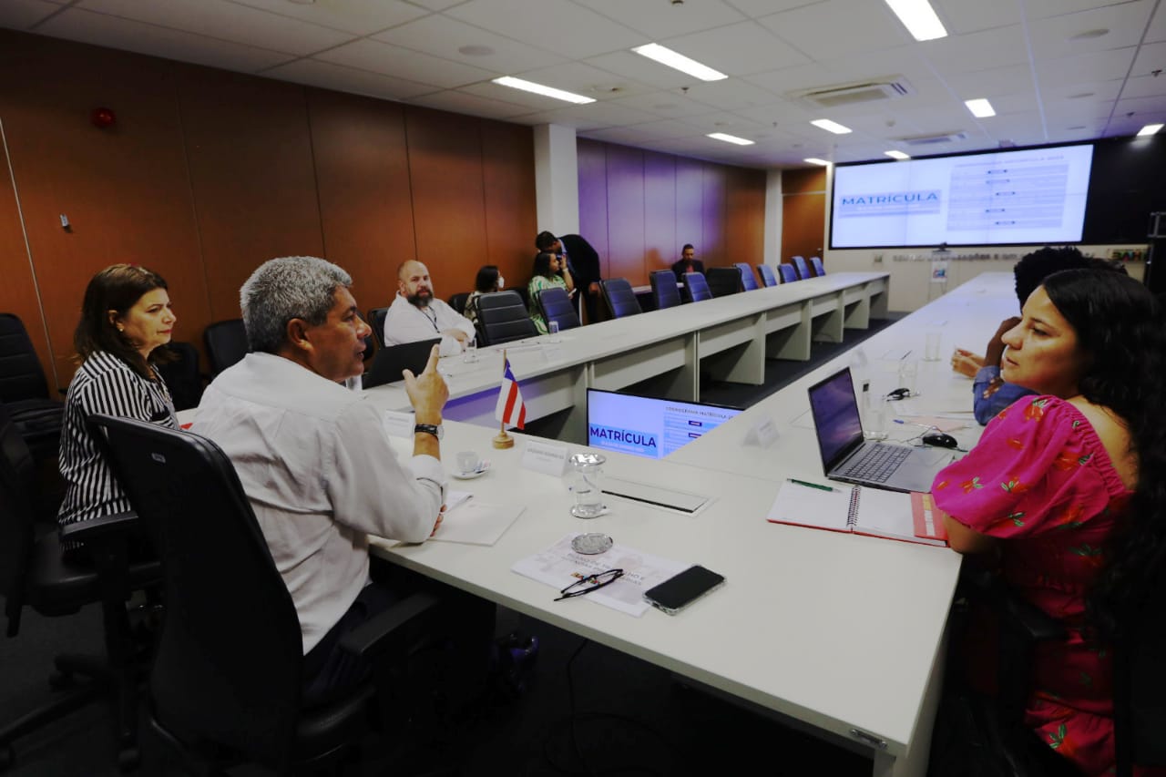 O governador realizou a reunião na manhã deste domingo (8)
