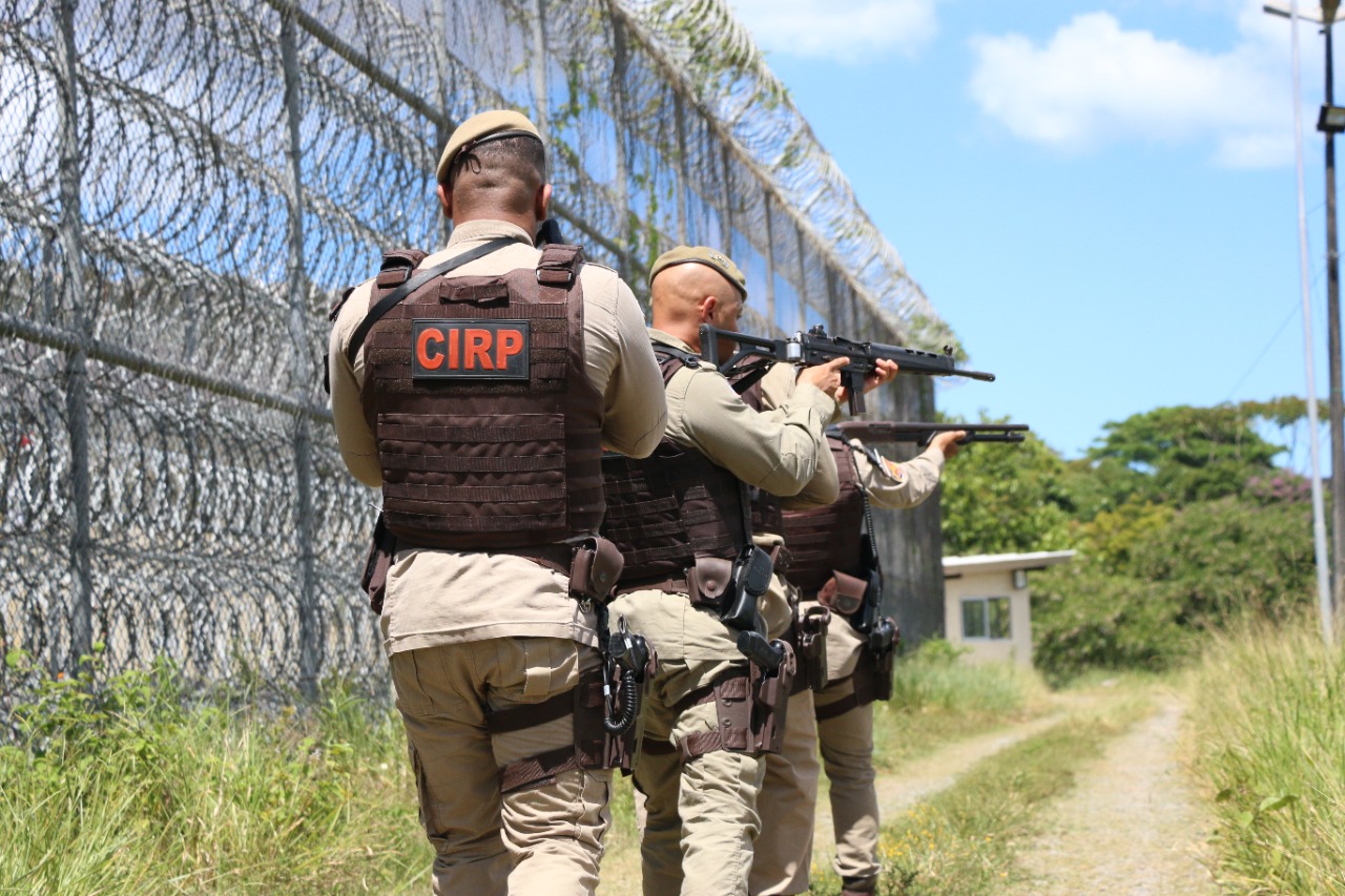 Além dos aparelhos, drogas estavam em sacolas abandonadas na lateral do Complexo de Mata Escura