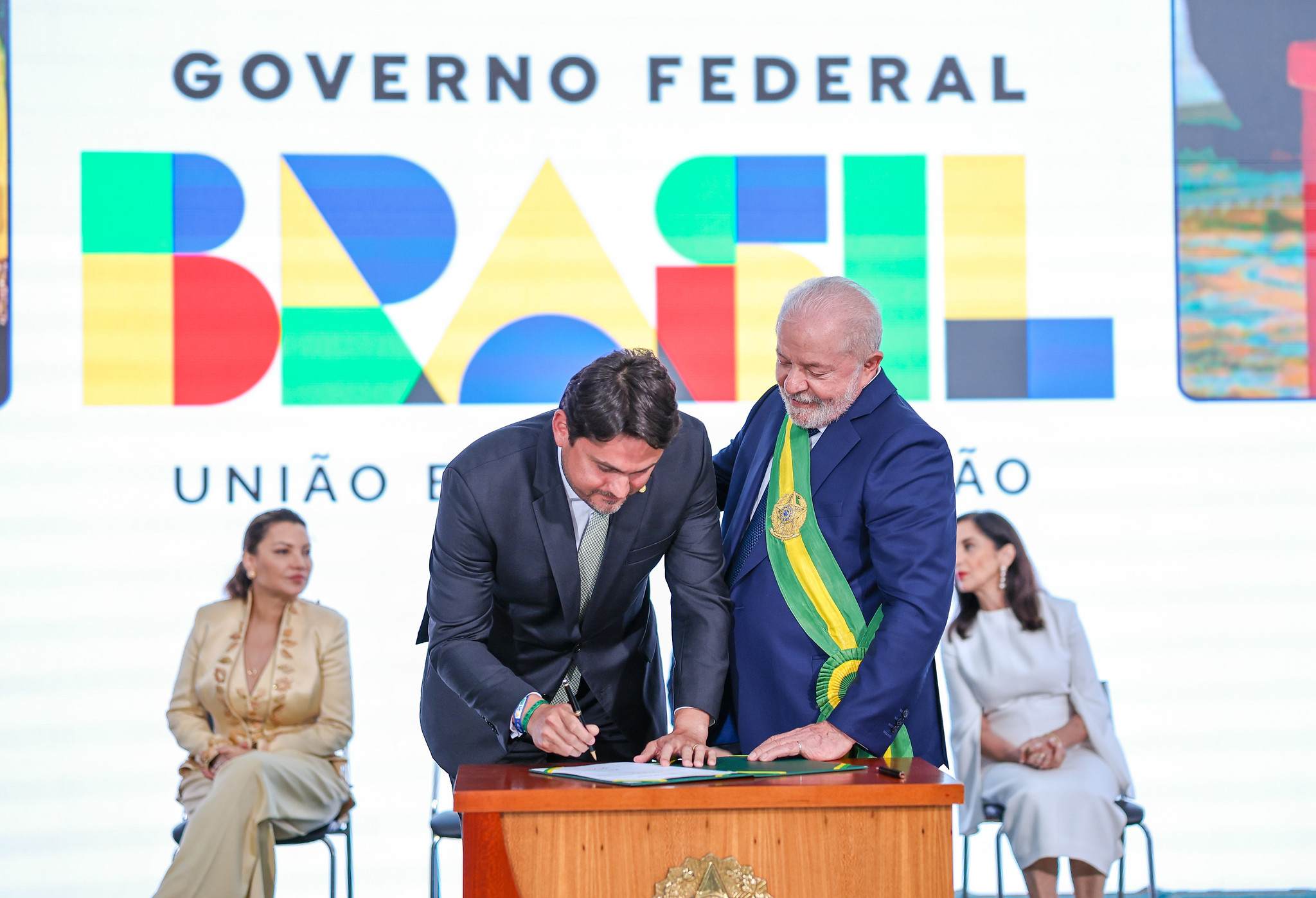 Segundo o Estadão, a propriedade também abriga uma pista de pouso para seu avião particular e um heliponto