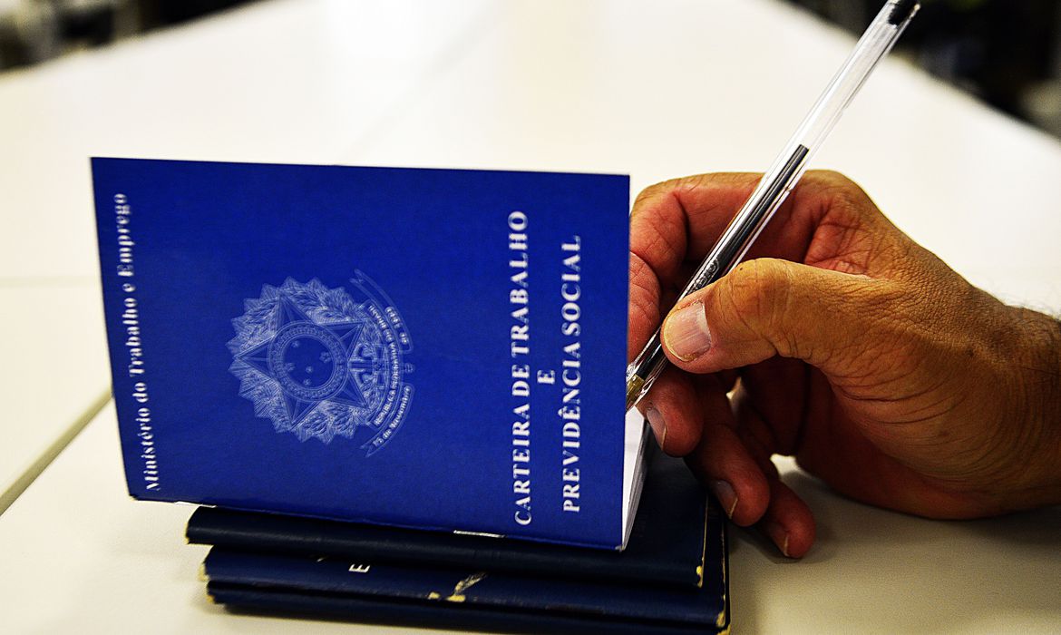 Desemprego cai para 8% no segundo trimestre menor taxa desde 2014 Desemprego cai para 8% no segundo trimestre menor taxa desde 2014