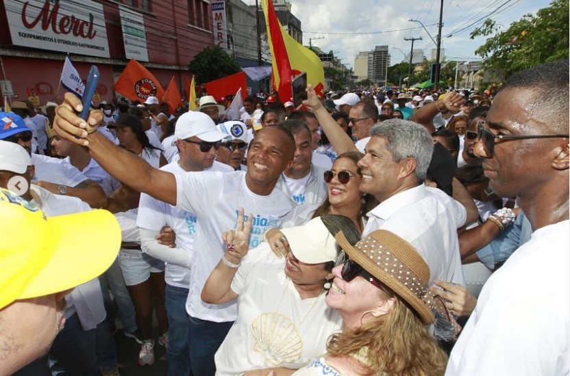 Governador Jerônimo Rodrigues (PT) durante caminhada no cortejo da Lavagem do Bonfim