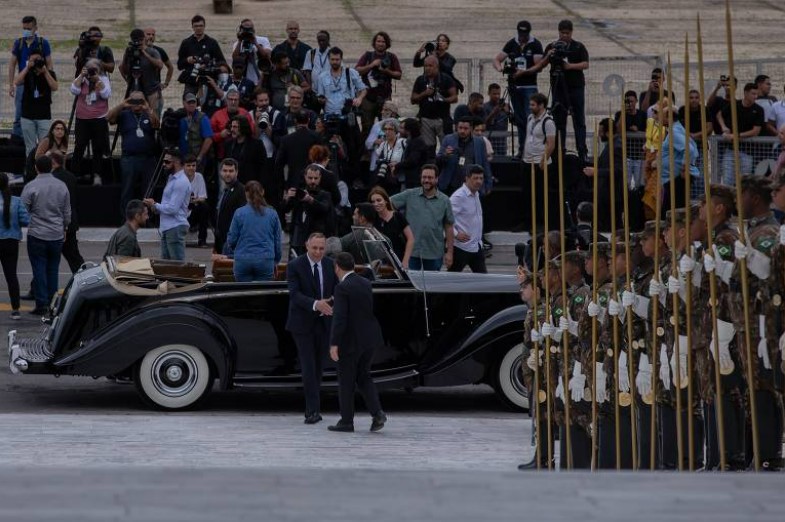 Rolls-Royce presidencial é usado em ensaio para a posse de Lula, em Brasília