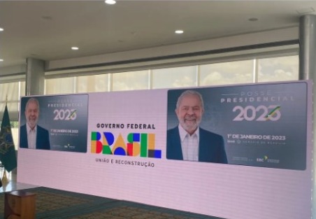 Novo governo exibe no Palácio do Planalto a logomarca e o slogan da gestão Lula