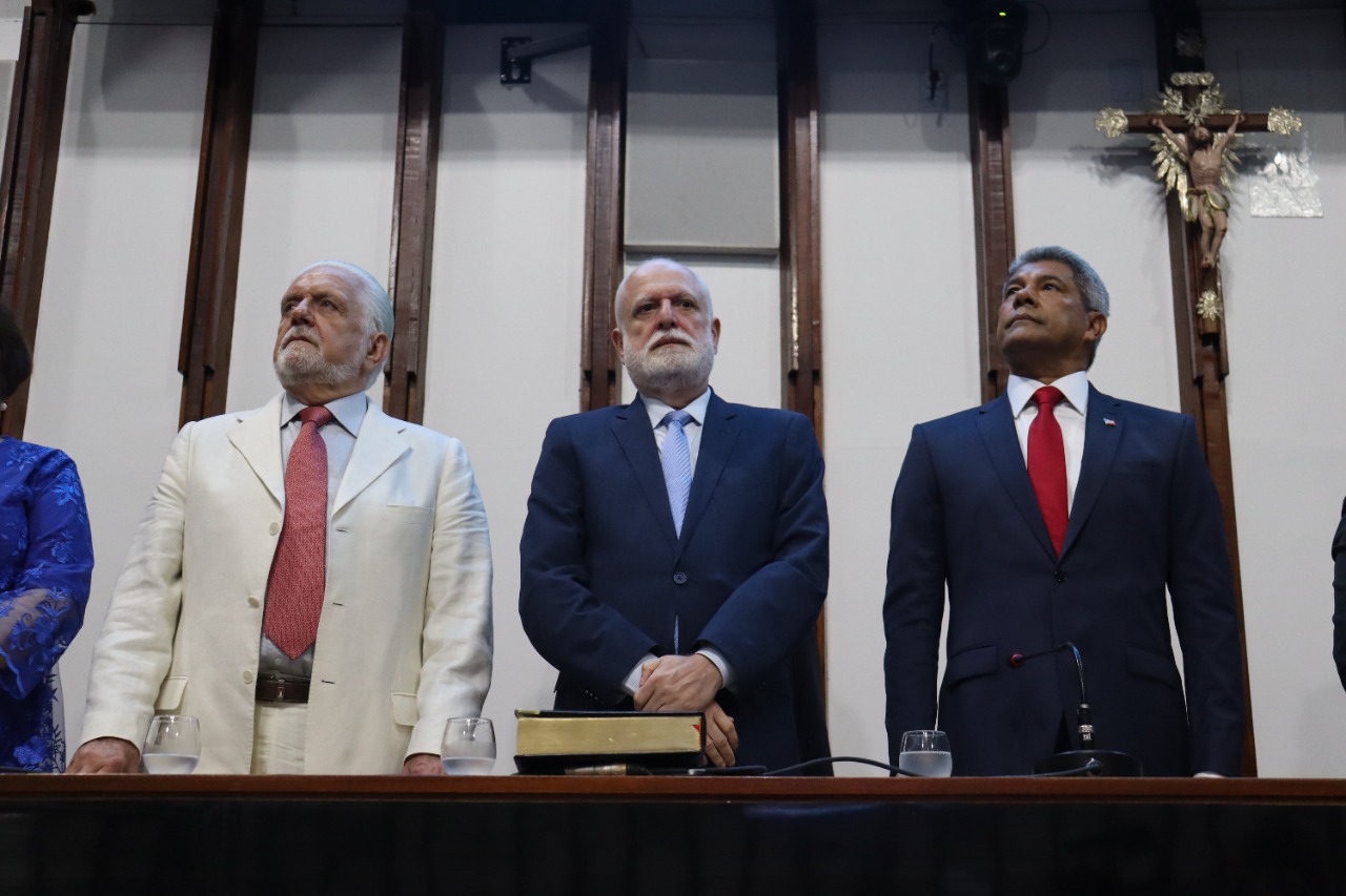 Jerônimo Rodrigues tomou posse como governador na presença do presidente do Tribunal de Justiça da Bahia, desembargador Nilson Castelo Branco, e do senador Jaques Wagner