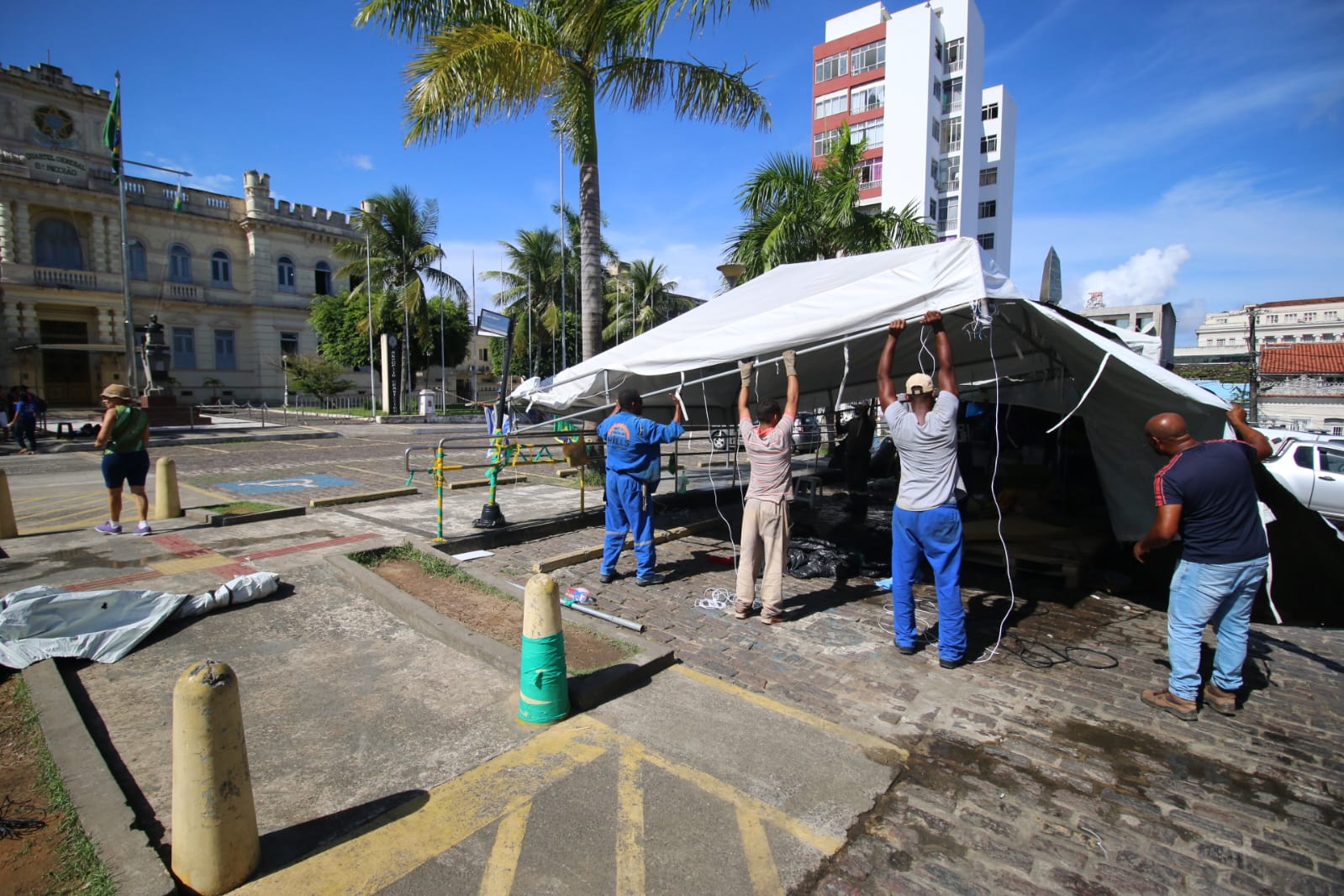 Ação simultânea foi realizada nas cidades de Salvador, Alagoinhas e Feira de Santana, na tarde desta segunda-feira (9)