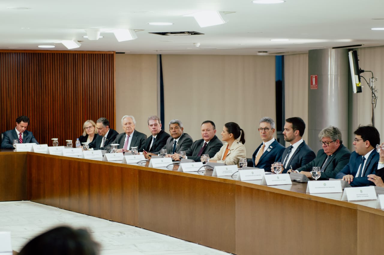 Governador participa de reunião em defesa da democracia