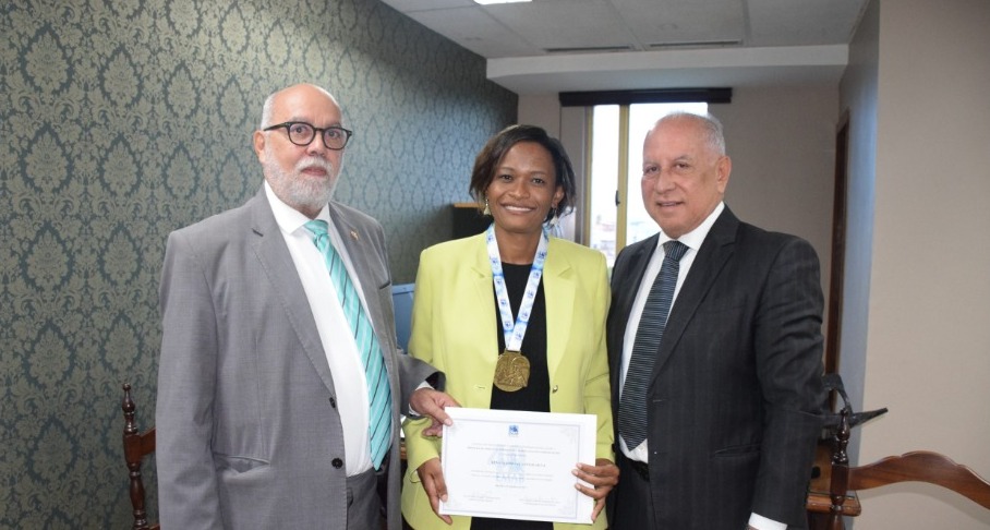 Honraria foi entregue pelo diretor-geral da Emab, juiz Rosalvo Augusto Vieira e pelo vice-diretor, juiz Alberto Raimundo Gomes