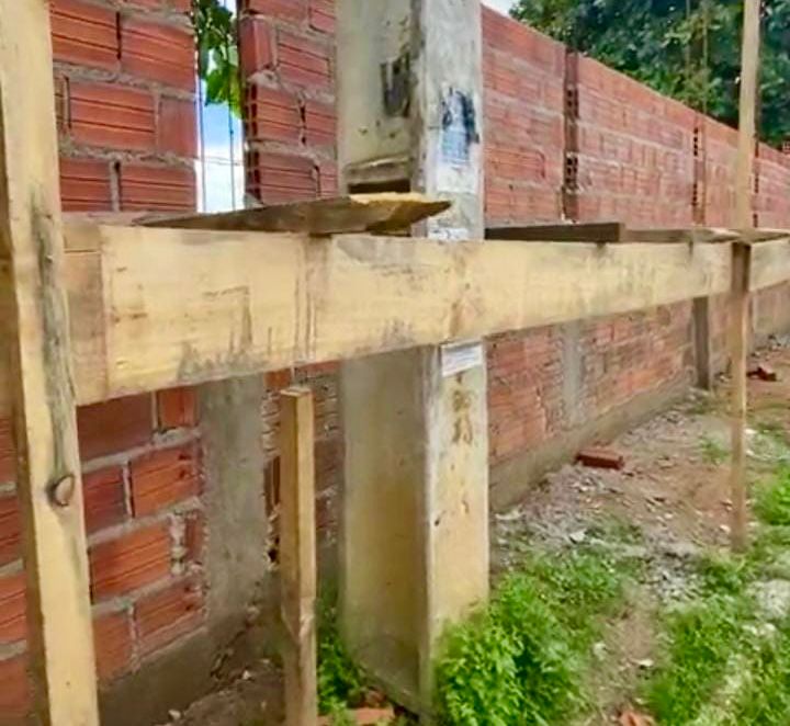 De acordo com Ivan, a obra está reduzindo o espaço da calçada, o que vem impactando diretamente na mobilidade e segurança das pessoas que transitam no bairro De acordo com Ivan, a obra está reduzindo o espaço da calçada, o que vem impactando diretamente na mobilidade e segurança das pessoas que transitam no bairro