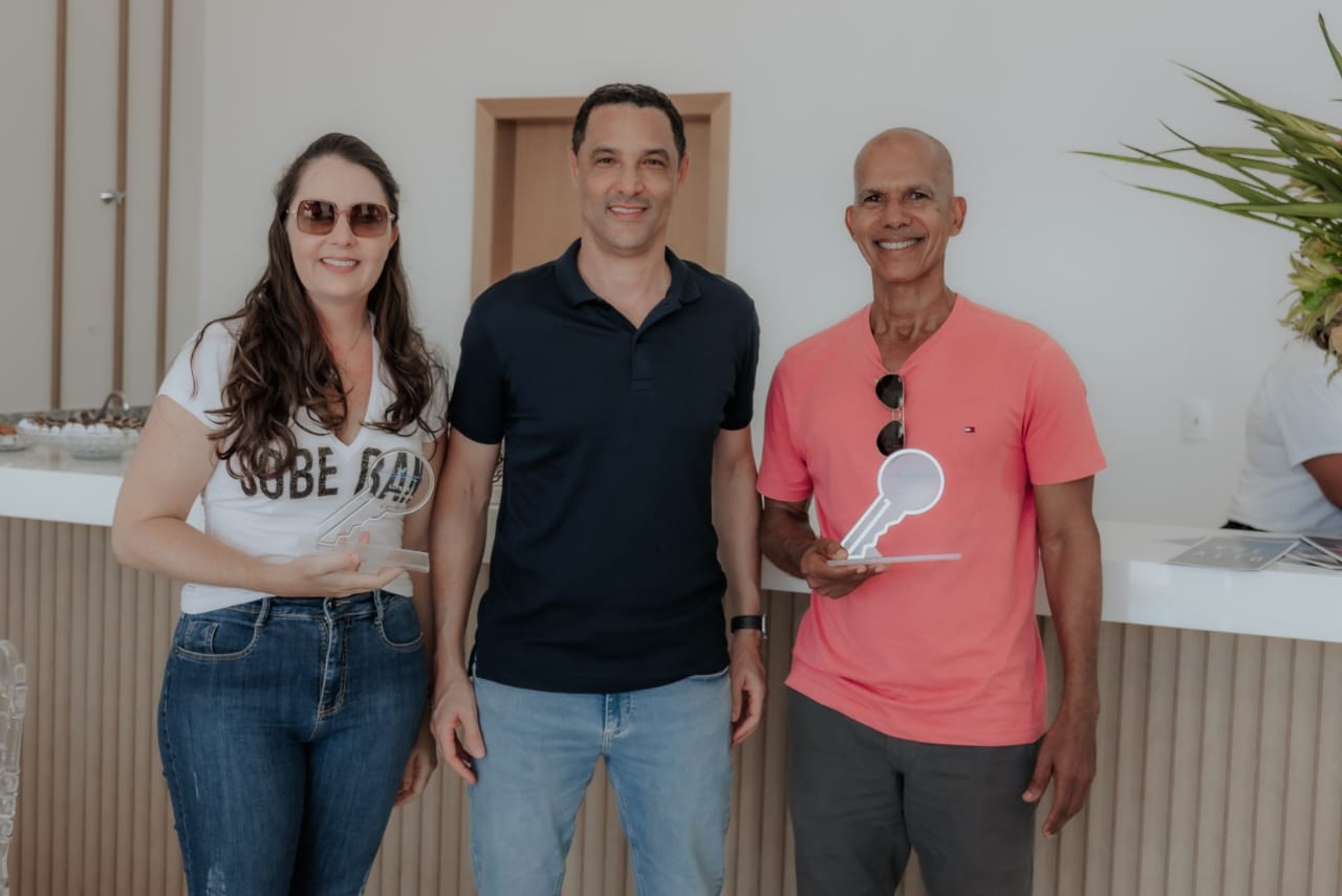 Michelle Vallejo e Gilson Santana, síndica e subsíndico do Villamarine; ao centro, CEO da Sertenge, Eduardo Villa Nova