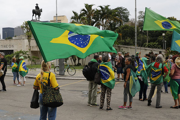 Esquerda e direita mudam de lado em debate sobre terrorismo após ataque golpista