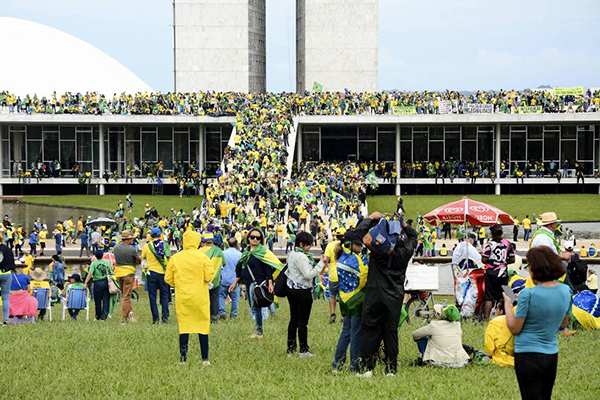 Golpistas durante invasão à praça ao Congresso Nacional