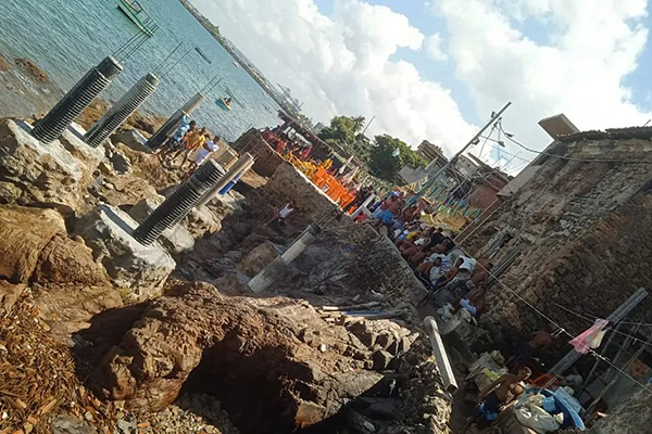 Construção irregular na praia da Gamboa Construção irregular na praia da Gamboa