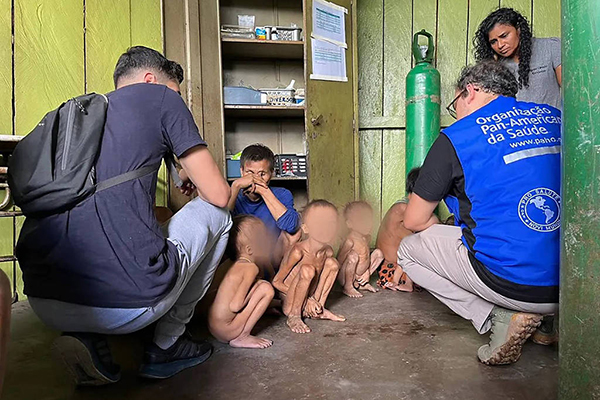 Crianças yanomamis são atendidas por agentes de saúde em Roraima