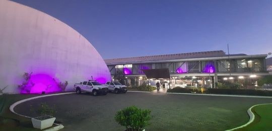 Prédios do Tribunal estampam iluminação na cor roxa durante os meses de janeiro a fevereiro