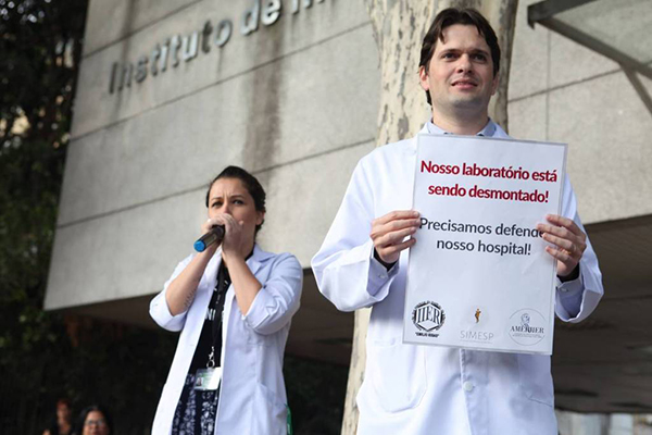 Médico Eder Gatti participa de protesto no Instituto Emílio Ribas, em SP