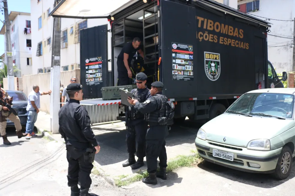 Esquadrão Antibombas foi acionado após suposto artefato explosivo ser encontrado em viaduto de Feira de Santana Esquadrão Antibombas foi acionado após suposto artefato explosivo ser encontrado em viaduto de Feira de Santana