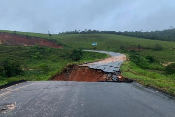 Estrada destruída pelas chuvas no extremo sul da Bahia