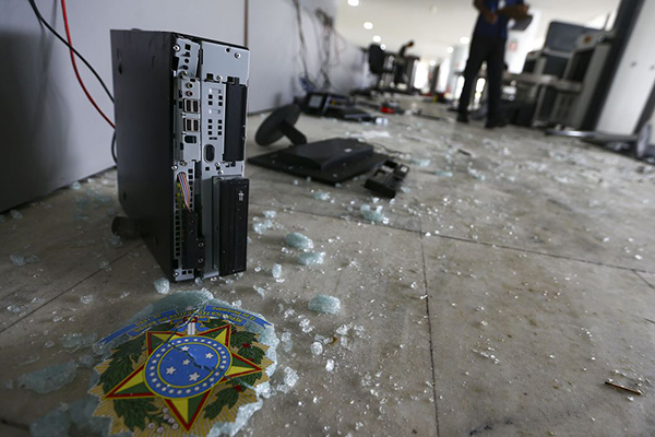 Estragos dos ataques golpistas aos prédios dos três Poderes Estragos dos ataques golpistas aos prédios dos três Poderes