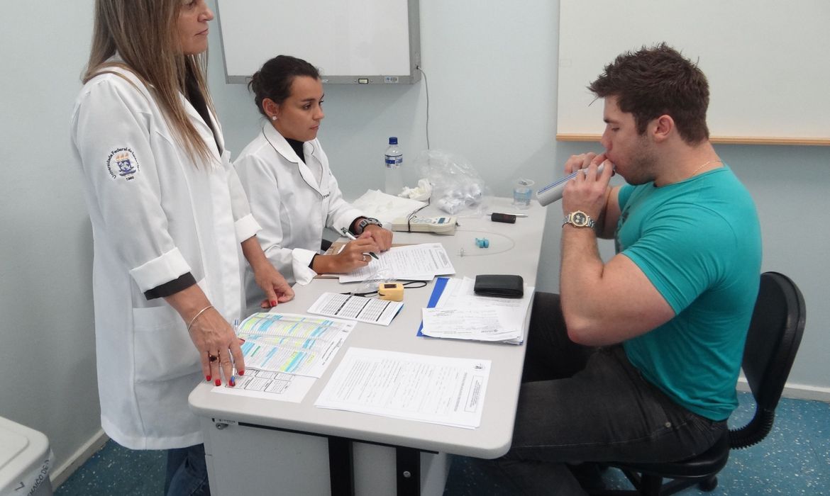 Aspecto emocional impacta também equipes de saúde, diz fisioterapeuta