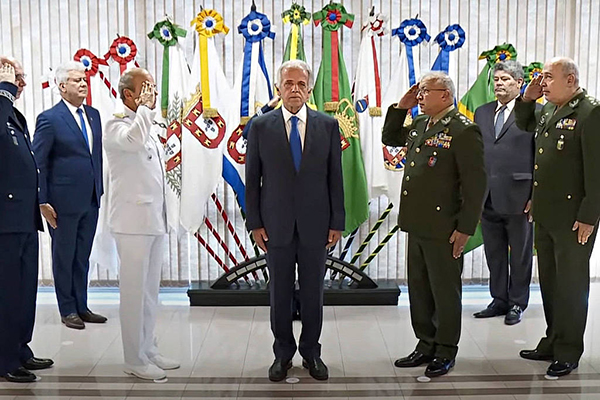O ministro José Múcio (ao centro) com comandantes na cerimônia de posse nesta segunda-feira (2) O ministro José Múcio (ao centro) com comandantes na cerimônia de posse nesta segunda-feira (2)