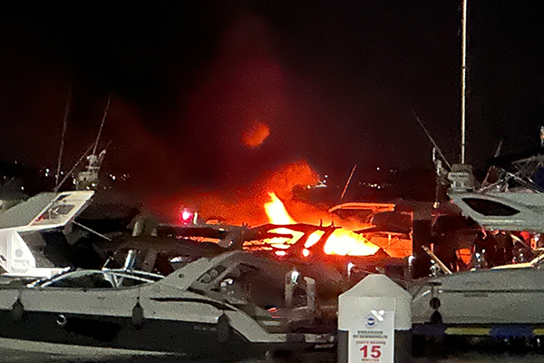 Lancha pega fogo na Bahia Marina, em Salvador