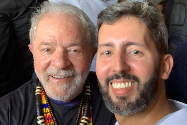 O presidente Lula ao lado de Leandro Grass, candidato do PV ao governo do Distrito Federal nas eleições deste ano O presidente Lula ao lado de Leandro Grass, candidato do PV ao governo do Distrito Federal nas eleições deste ano