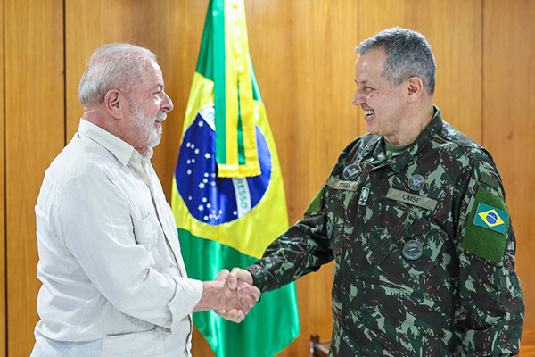 Lula cumprimenta o novo comandante do Exército, o general Tomás Ribeiro Paiva Lula cumprimenta o novo comandante do Exército, o general Tomás Ribeiro Paiva