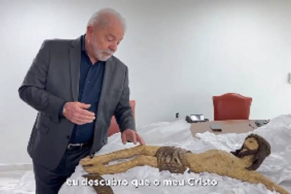 O presidente Lula com imagem de Cristo que fixará em gabinete, em vídeo divulgado em rede social nesta terça-feira (10) 