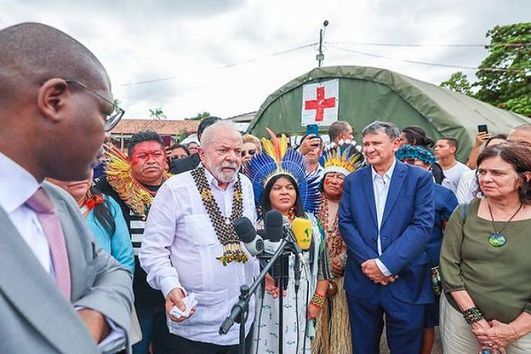 Lula faz pronunciamento ao lado da comitiva de ministros e de lideranças indígenas Lula faz pronunciamento ao lado da comitiva de ministros e de lideranças indígenas