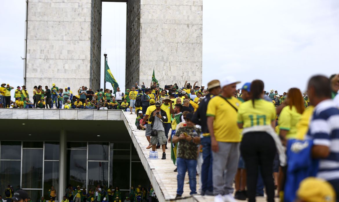 Investigação sobre 8 de janeiro avança sobre vândalos, PMs e políticos, mas poupa militares
