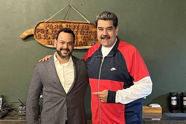 O diplomata venezuelano Manuel Vicente Vadell, indicado para a embaixada no Brasil, ao lado do ditador Nicolás Maduro