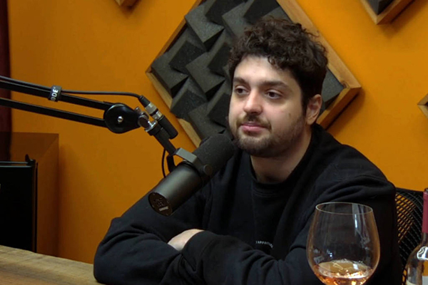 O apresentador Monark segue fazendo transmissões ao vivo em seu canal no Rumble O apresentador Monark segue fazendo transmissões ao vivo em seu canal no Rumble