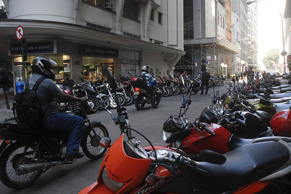 Frota de motos no país cresceu 983% enquanto o número de motociclistas que morrem por ano aumentou 977% Frota de motos no país cresceu 983% enquanto o número de motociclistas que morrem por ano aumentou 977%