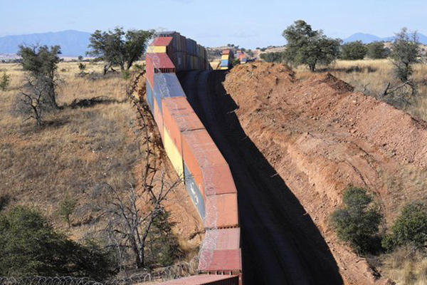Muro de contêineres na fronteira do Arizona com o México