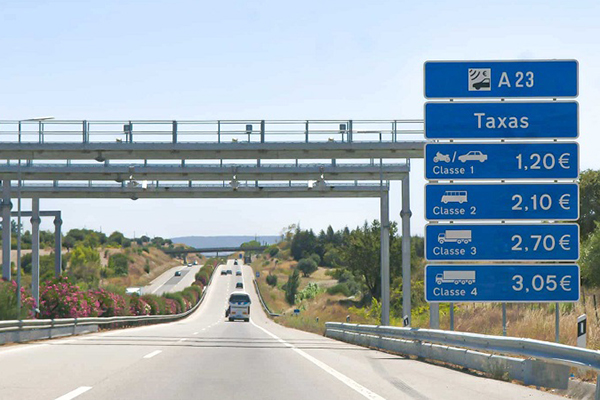 Pedágio em rodovia de Portugal