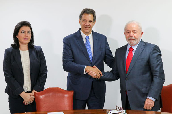 A ministra do Planejamento, Simone Tebet, ao lado de Fernando Haddad (Fazenda) e o presidente Lula