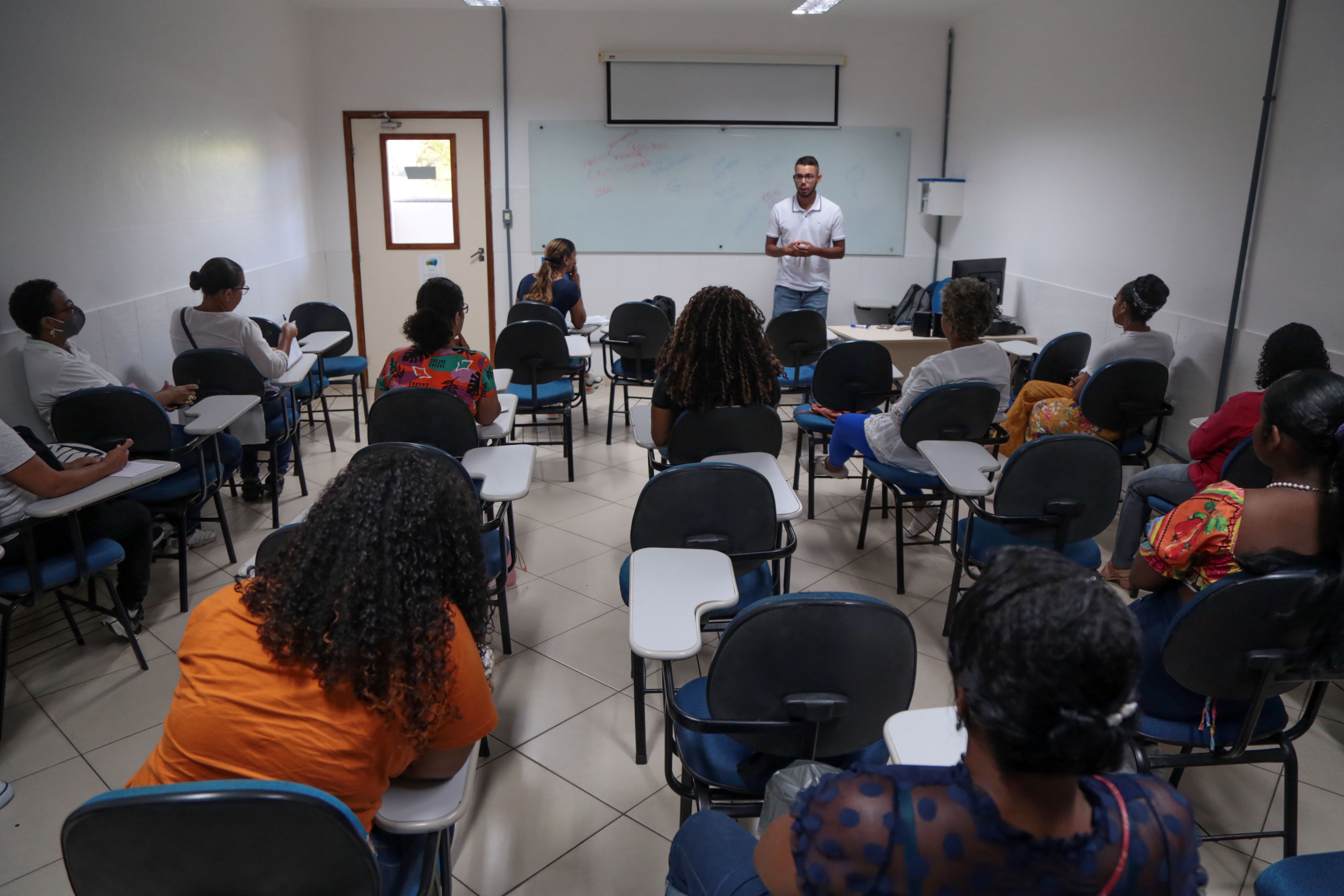 Imagem de Mulheres iniciam formação profissional para atuar na construção civil
