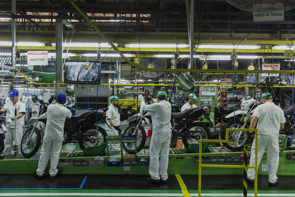 Linha de montagem de motos na fábrica da Honda no distrito industrial da Zona Franca de Manaus