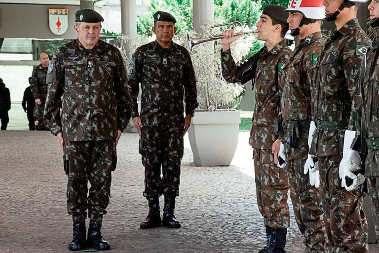 O novo comandante do Exército, general Tomás Miguel Miné Ribeiro Paiva (à frente), na cerimônia de transmissão da chefia do Comando Militar do Sudeste para o general Pedro Celso Coelho Montenegro O novo comandante do Exército, general Tomás Miguel Miné Ribeiro Paiva (à frente), na cerimônia de transmissão da chefia do Comando Militar do Sudeste para o general Pedro Celso Coelho Montenegro