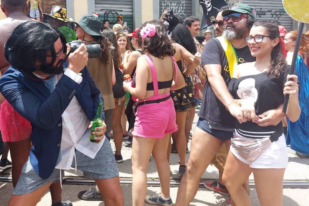 Grupo de mulheres se fantasia em homenagem à socióloga; festa no Rio de Janeiro tem também folião fantasiado de 'Stuckinha', o fotógrafo do presidente