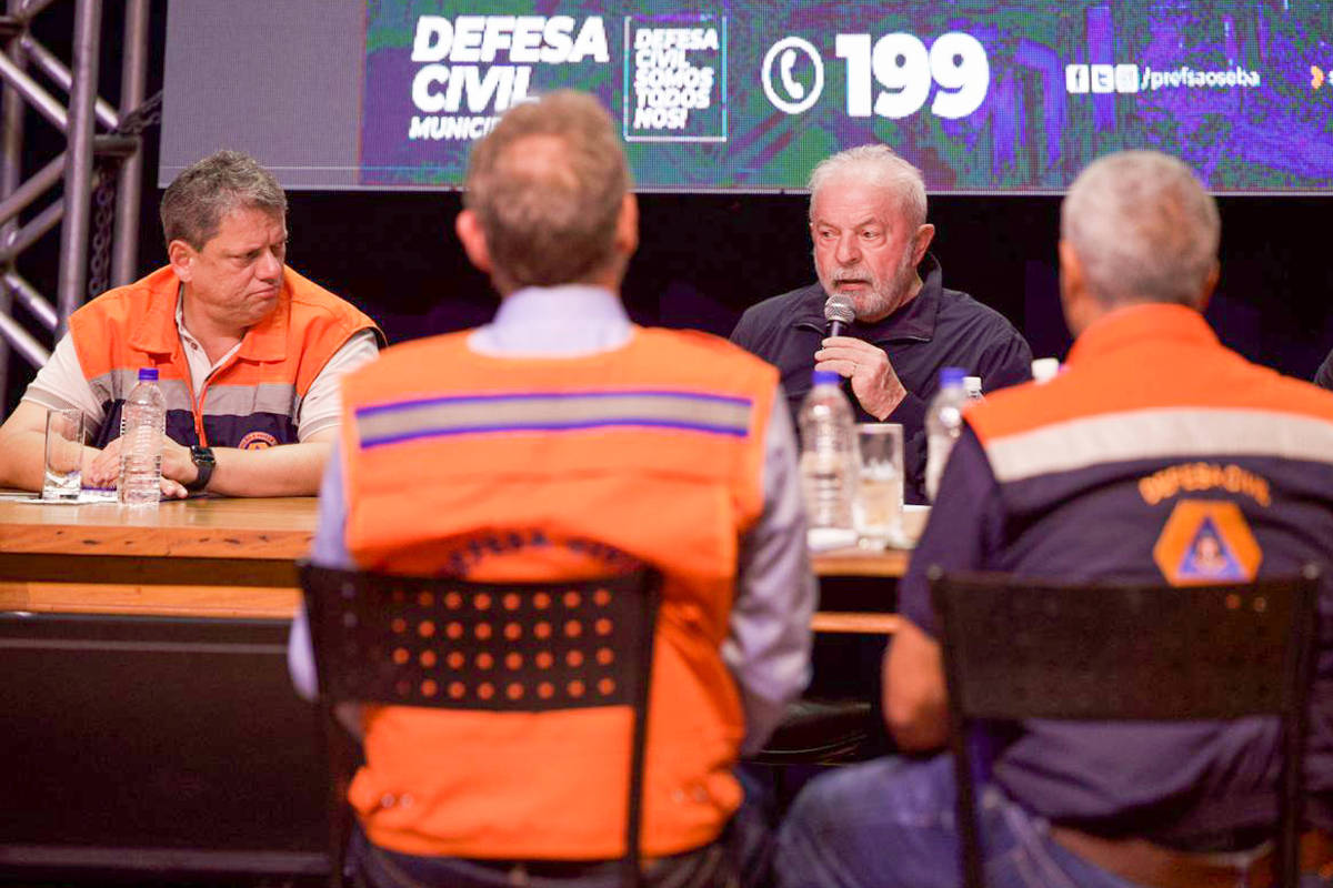 O governador Tarcísio de Freitas (Republicanos) e o presidente Lula (PT) em reunião em São Sebastião (SP), na segunda (20) - Cris Cunha O governador Tarcísio de Freitas (Republicanos) e o presidente Lula (PT) em reunião em São Sebastião (SP), na segunda (20) - Cris Cunha