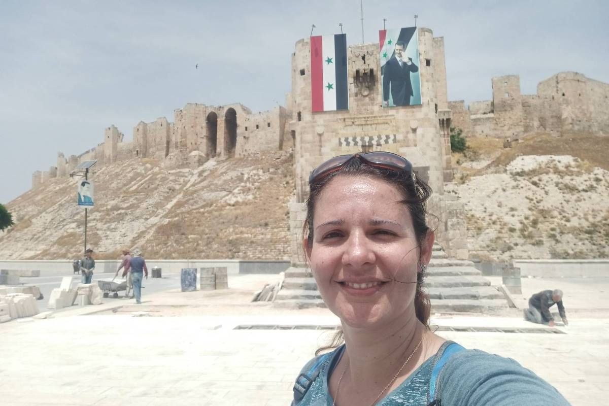Ana Patrícia Maluf em frente à Cidadela de Aleppo, um palácio medieval fortificado na cidade síria Ana Patrícia Maluf em frente à Cidadela de Aleppo, um palácio medieval fortificado na cidade síria
