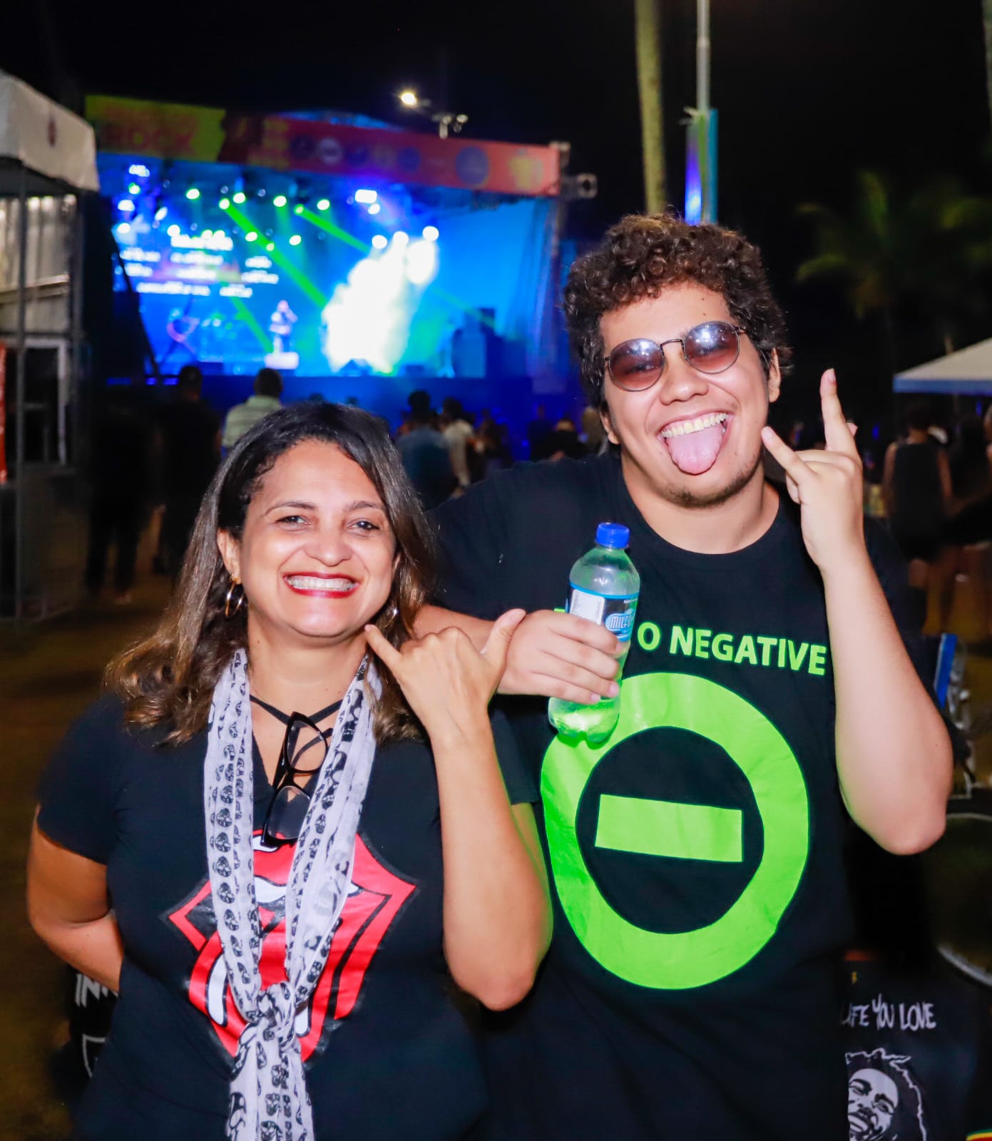 A enfermeira Adriane Menezes, 49, foi conferir as bandas em Piatã, no Palco do Rock, ao lado do filho, João Pedro Menezes, 18