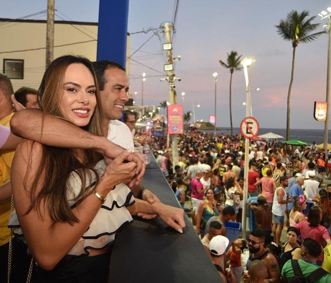 Prefeito de Salvador é casado com Rebeca Cardoso e foi elogiado pela cantora durante o desfile do Bloco da Anitta Prefeito de Salvador é casado com Rebeca Cardoso e foi elogiado pela cantora durante o desfile do Bloco da Anitta