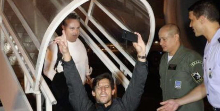 No total, são 17 pessoas, sendo quatro crianças e 13 adultos No total, são 17 pessoas, sendo quatro crianças e 13 adultos