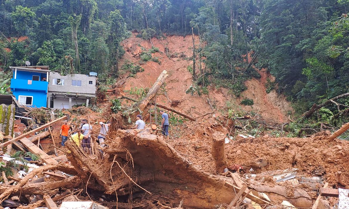 Distância entre um e outro é de 700 metros; disparidade de um lado e de outro da Rio-Santos reforça desigualdade social Distância entre um e outro é de 700 metros; disparidade de um lado e de outro da Rio-Santos reforça desigualdade social