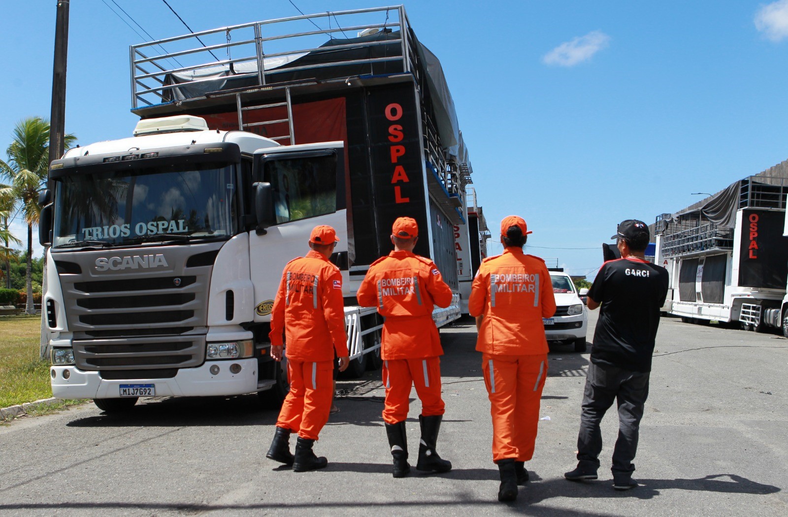 Os condutores receberam uma cartilha preenchida com as certificações, que são obrigatórias para entrar no circuito durante o Carnaval Os condutores receberam uma cartilha preenchida com as certificações, que são obrigatórias para entrar no circuito durante o Carnaval