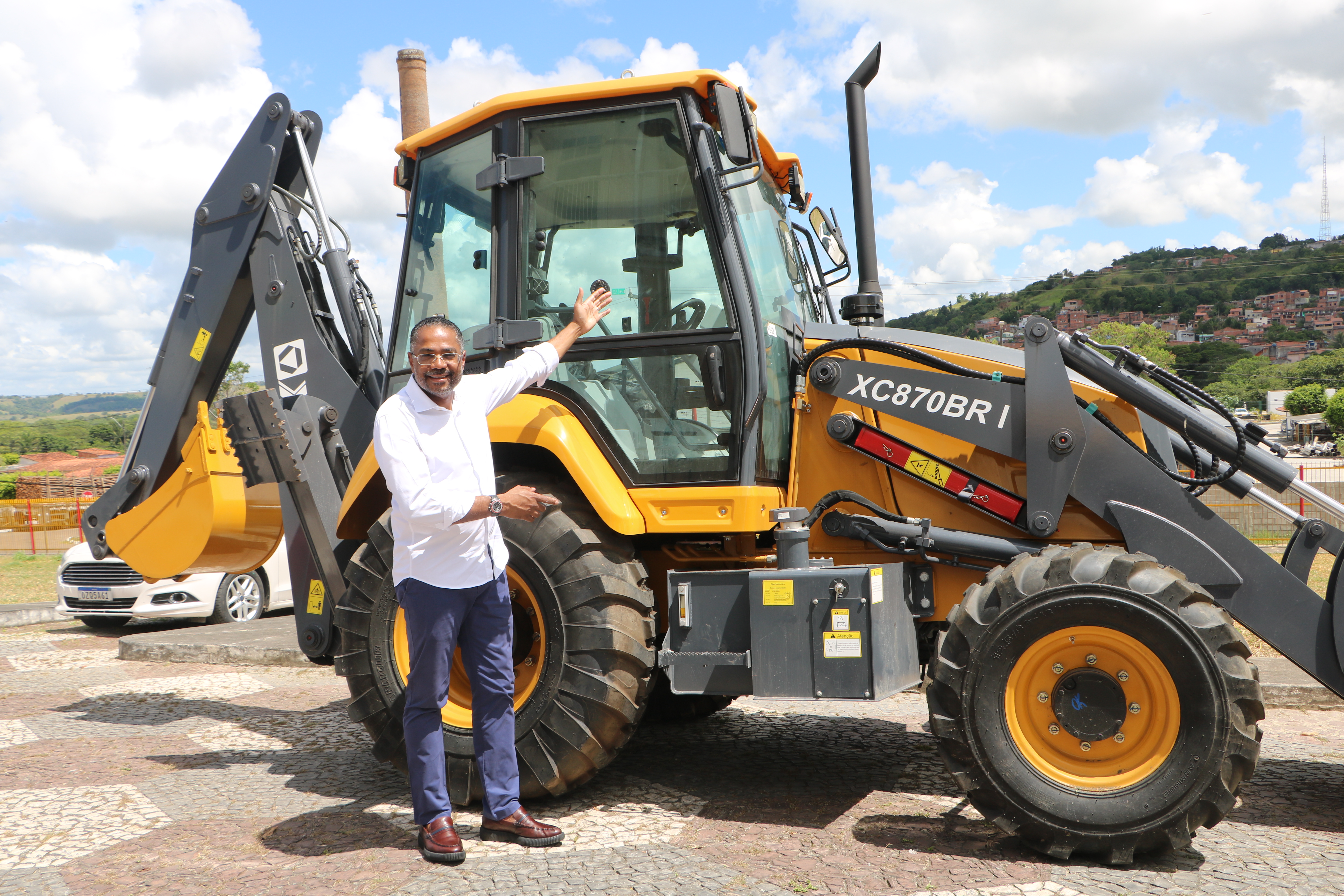 Márcio Marinho entrega retroescavadeira no município de Terra Nova (BA)