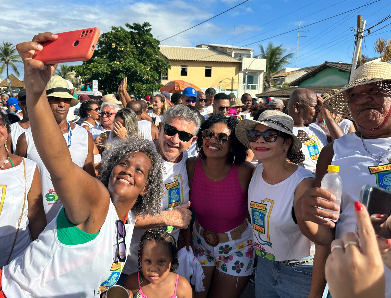 Luiz e Ivoneide Caetano participaram do tradicional Bloco do Soro, nesta quarta-feira (22)